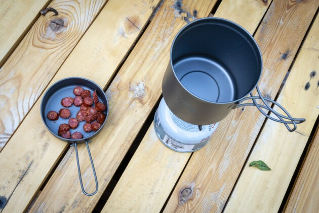 Ultralehky Titanovy Hrnec s panvickou a klobasou na varici